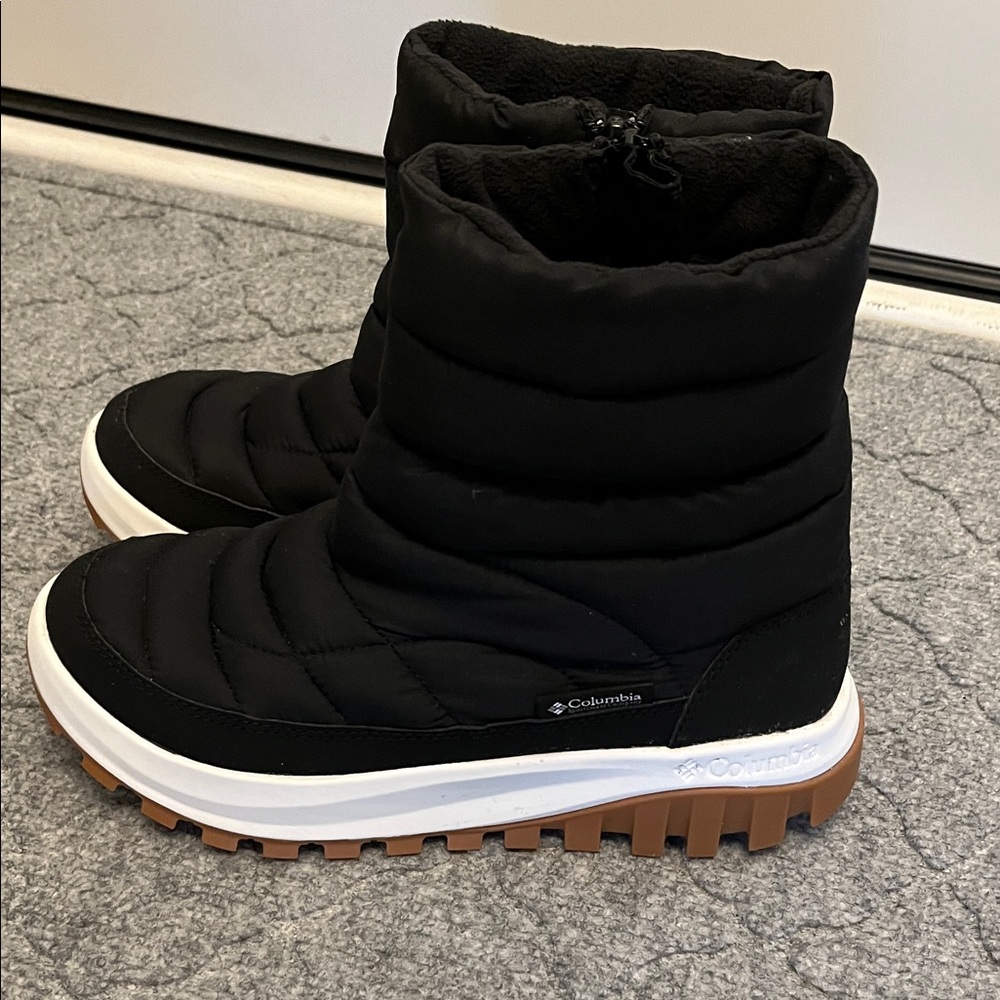 Columbia Women's Black and White Winter Boots Size8